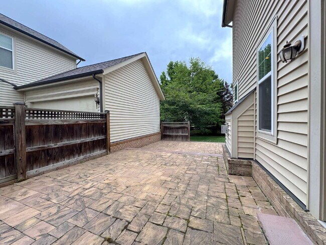 Building Photo - Exquisite Brambleton Living: A Spacious Fa...