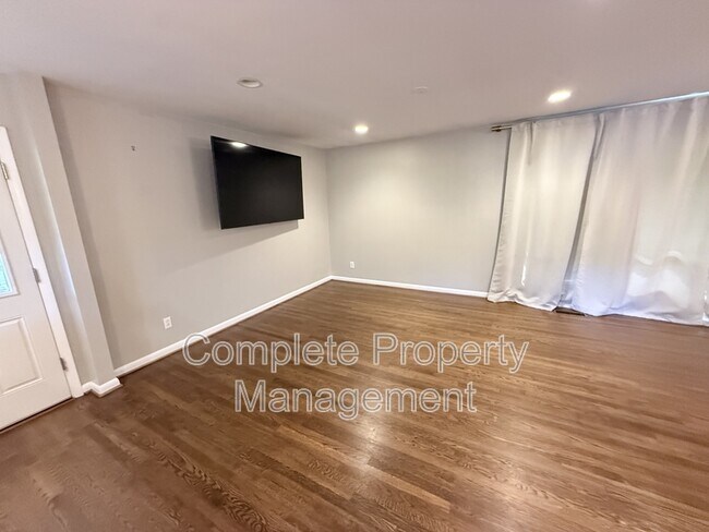 Building Photo - 3153 Woodhaven Dr