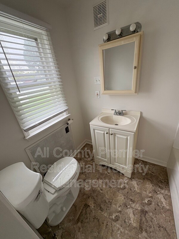 Building Photo - 723 Sampson Ave