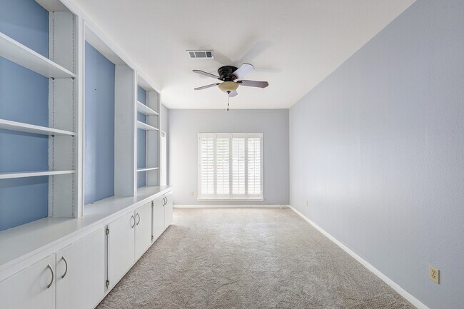 Building Photo - 2601 S Broadway St