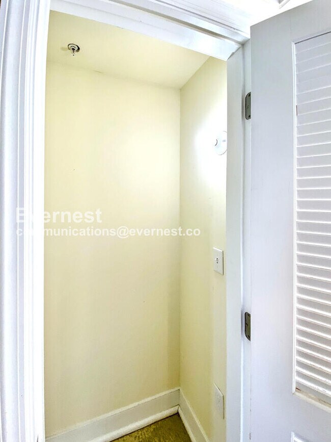 Building Photo - 525 E Grace St