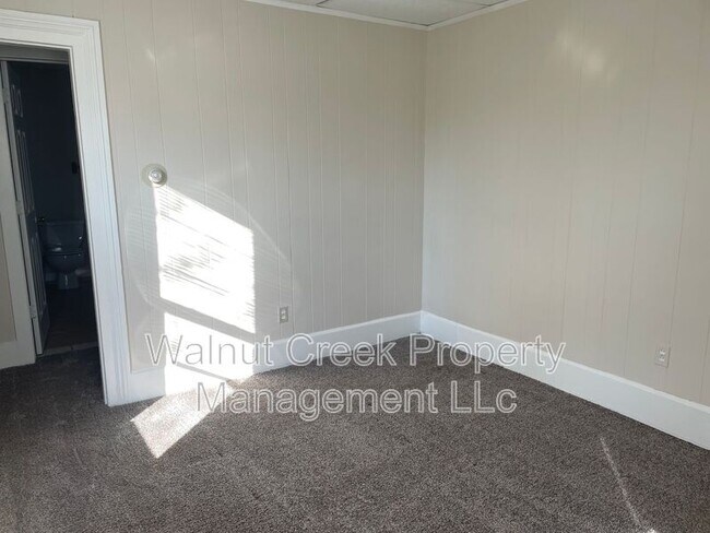 Building Photo - 870 S Main St