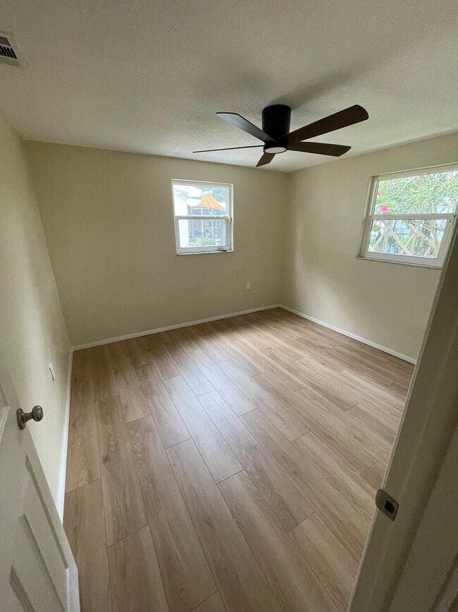 Building Photo - 7040 Brentwood Dr