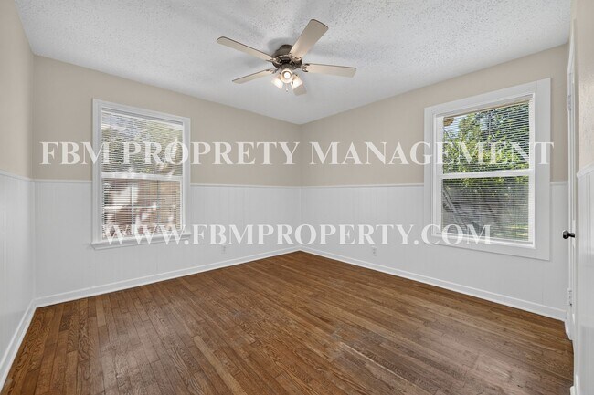 Building Photo - 2358 Norwood Dr