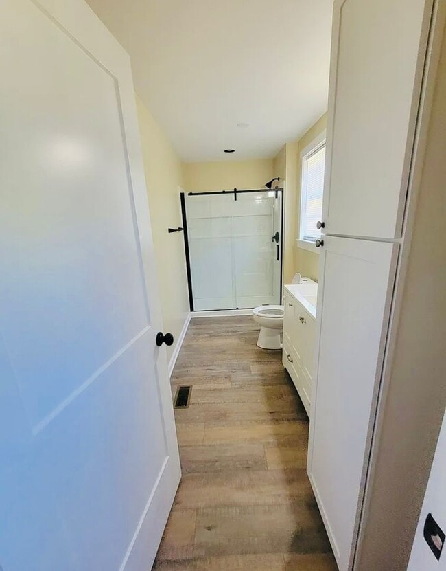 Building Photo - Newly Remodeled 3/1 Move In Ready Now!