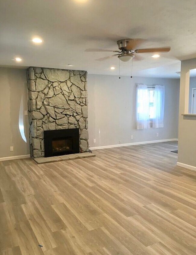 Building Photo - Beautifully upgraded interior, one dog considered.