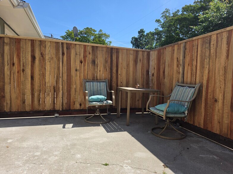 Building Photo - 6824 Le Mans Ave