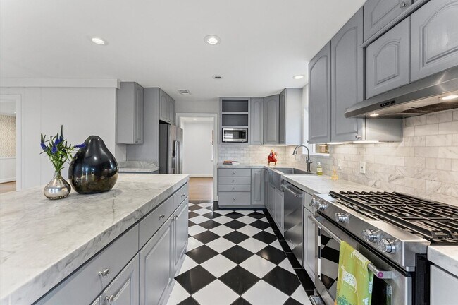 Building Photo - 6158 Burgoyne Rd