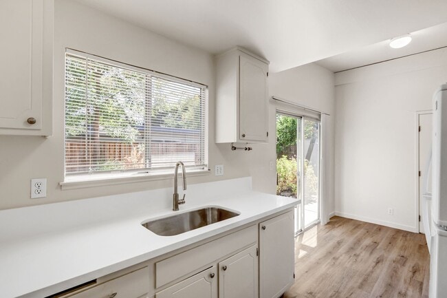 Building Photo - 406 Scripps Dr