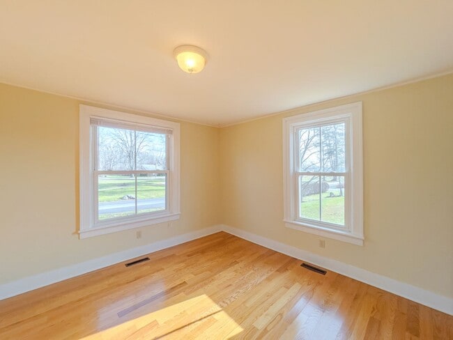 Building Photo - Spacious Renovated Colonial on The Lebanon Green