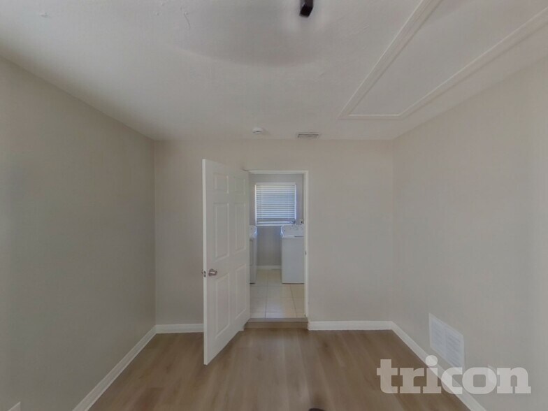 Building Photo - 4000 Berkshire Dr