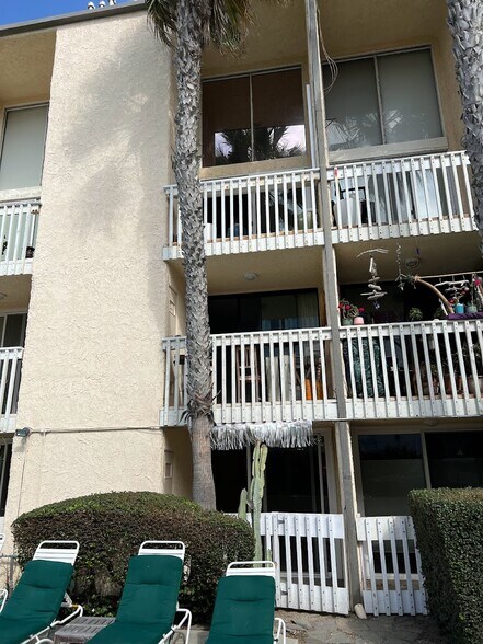 Floor unit with direct access to private and common patio - 22 Navy St