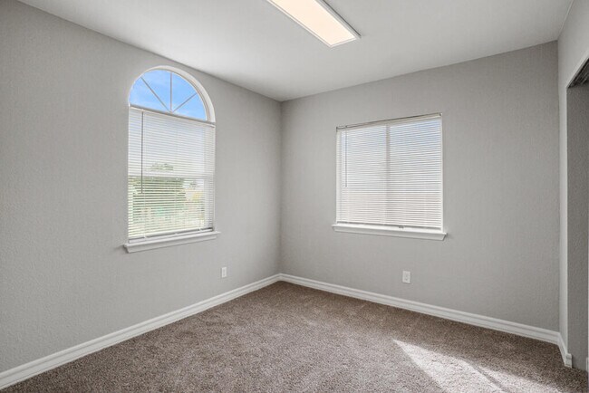 Building Photo - 12115 Royal Woods Dr