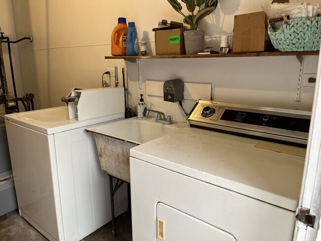 Building Photo - 209 W Maple Ave