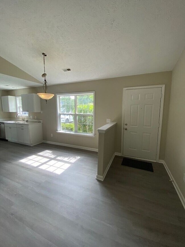 Building Photo - Welcome to this charming 3-bedroom, 2-bathroom home located in the vibrant city of Wilmington, NC.