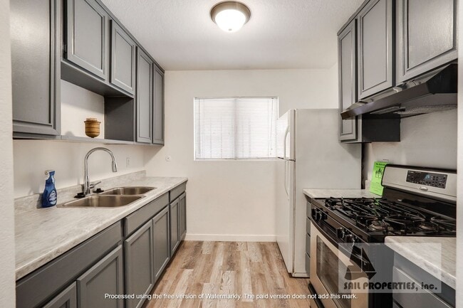 Building Photo - Beautifully Remodeled Unit Available Now!