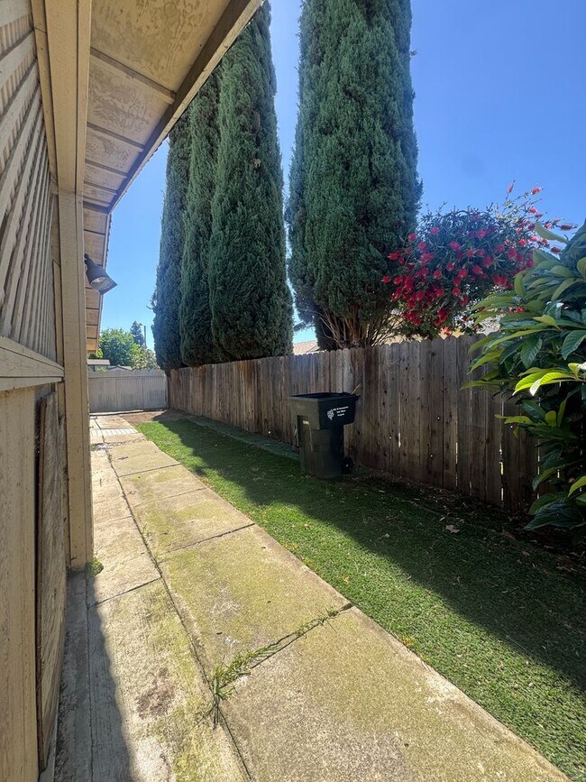 Building Photo - Convenient Location 3Br and 2Ba