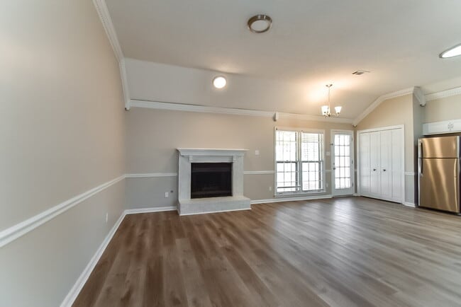 Building Photo - 2025 Westbriar Dr