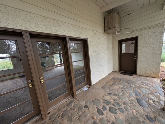 Building Photo - Single story country home with breathtaking views!