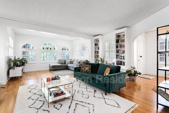 Building Photo - 732 Edgewater Dr