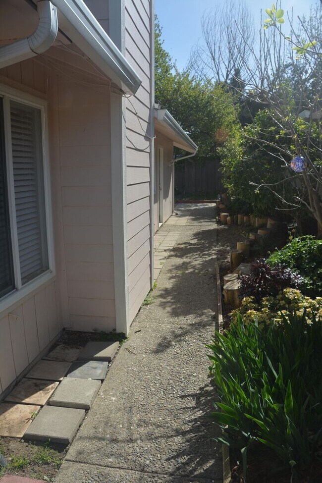 Building Photo - Sharp Pittsburg 3/2