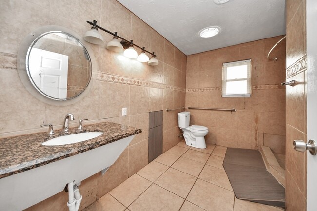 Building Photo - 4402 Ludwig Ln