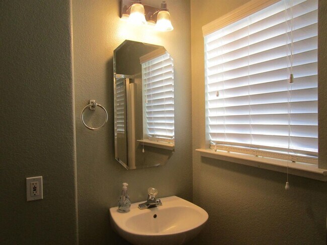 Building Photo - Like Brand New 4 Bedroom 3 Bath Beautiful ...