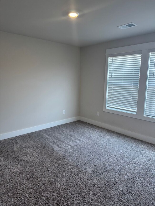 Building Photo - Great Price and location!