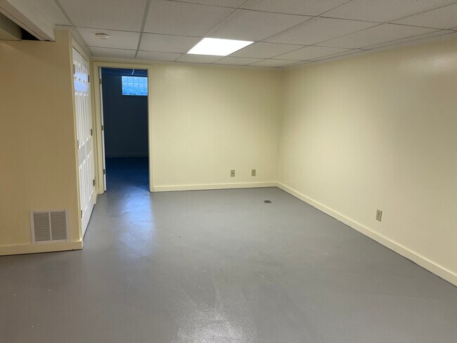 Building Photo - 858 Heatherstone Dr