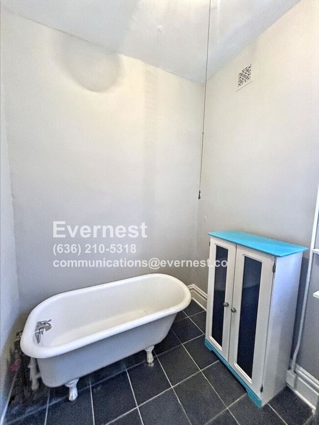 Building Photo - 4-Bedroom, 2-Bathroom Home in a Convenient...