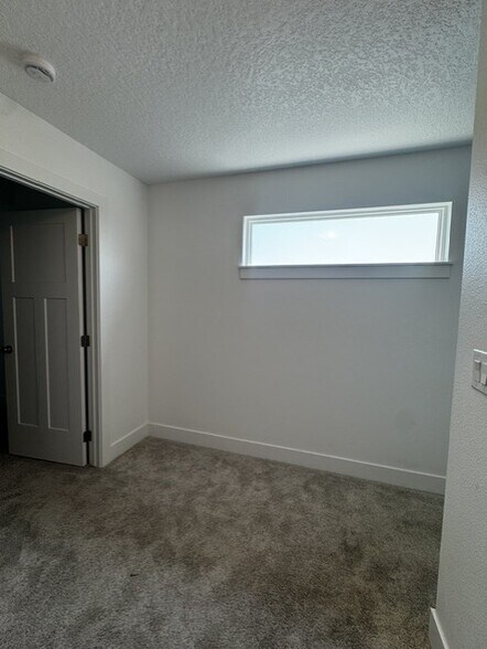 Building Photo - 619 NE Oak Ridge Dr