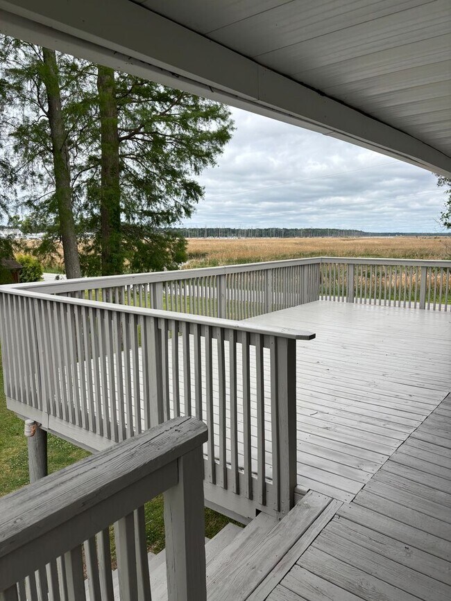 Building Photo - 3 Bedroom Canal Front