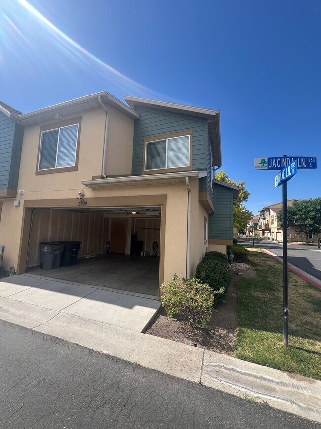 Building Photo - Awesome Townhome End-unit in South Jordan