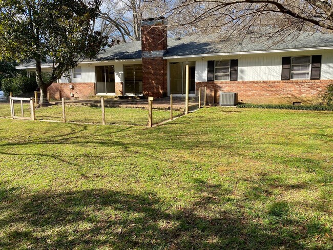 Building Photo - Mid-century ranch on half acre lot in beau...