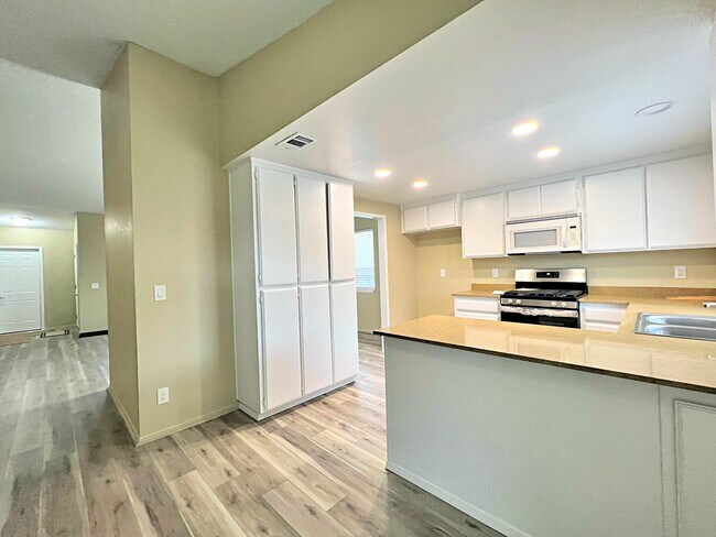 Building Photo - 2826 San Ramon Dr