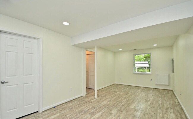 Building Photo - 16501 Accolawn Rd