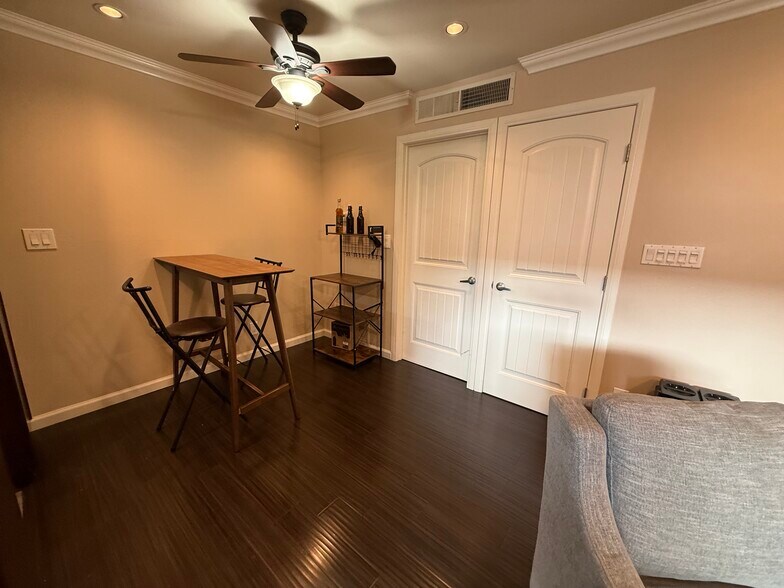 Building Photo - 6927 Amherst St