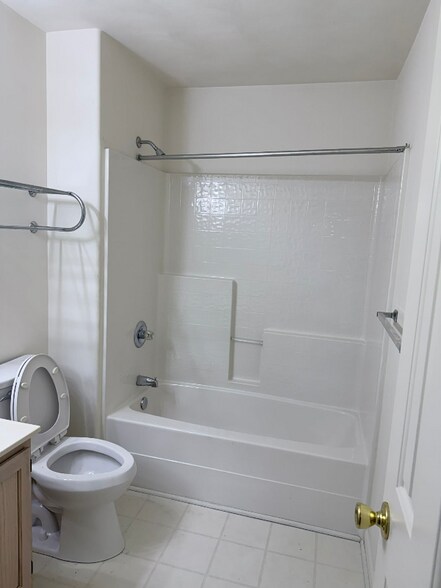 Building Photo - 5425 Port Royal Dr