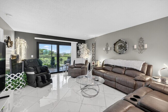 Building Photo - 2334 S Cypress Bend Dr