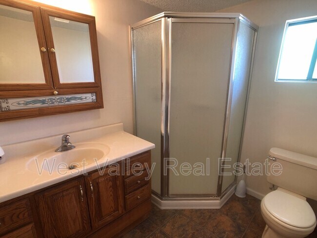 Building Photo - 441 Hazelton St