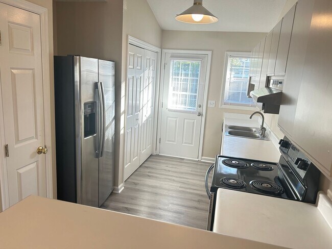 Building Photo - Silver Creek Village | 2 Bed, 2 Bath | Mon...