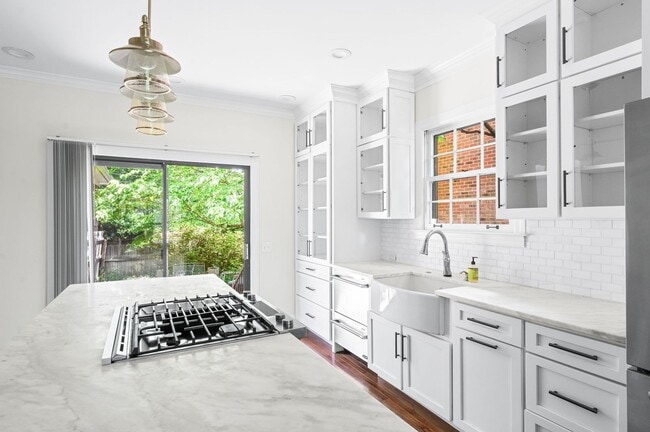 Building Photo - Awesome 3BE/2BA home in the heart of Green...