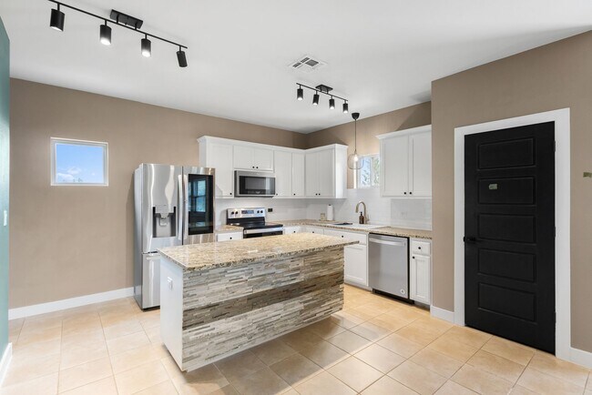 Building Photo - 924 Scenic Hills Dr