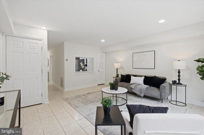 Building Photo - 8141 Kingsway Ct