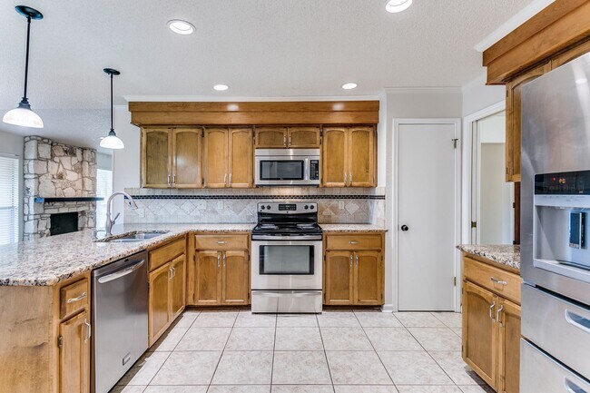 Building Photo - BEAUTIFUL SINGLE STORY HOME IN OAK HOLLOW