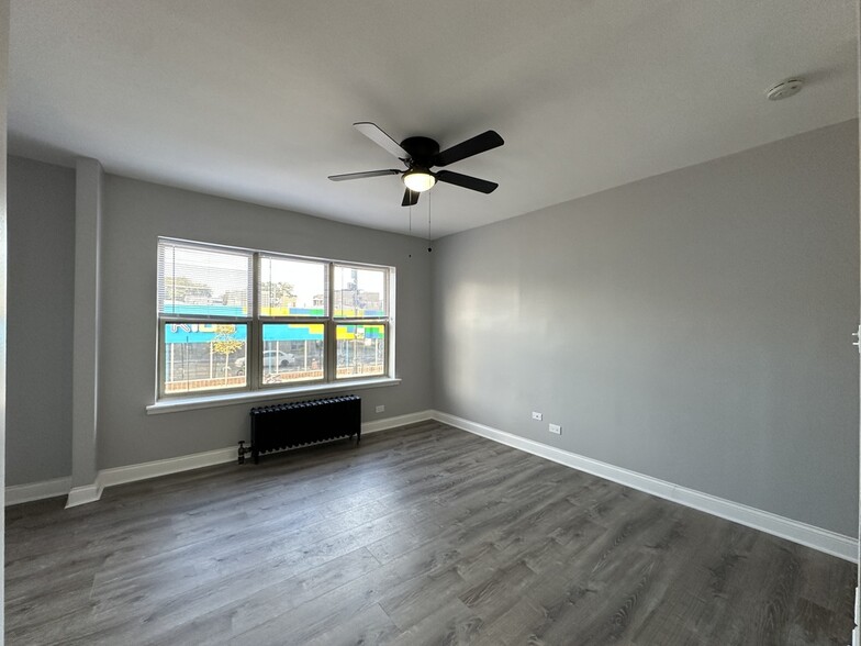 Building Photo - 4756 N Maplewood Ave