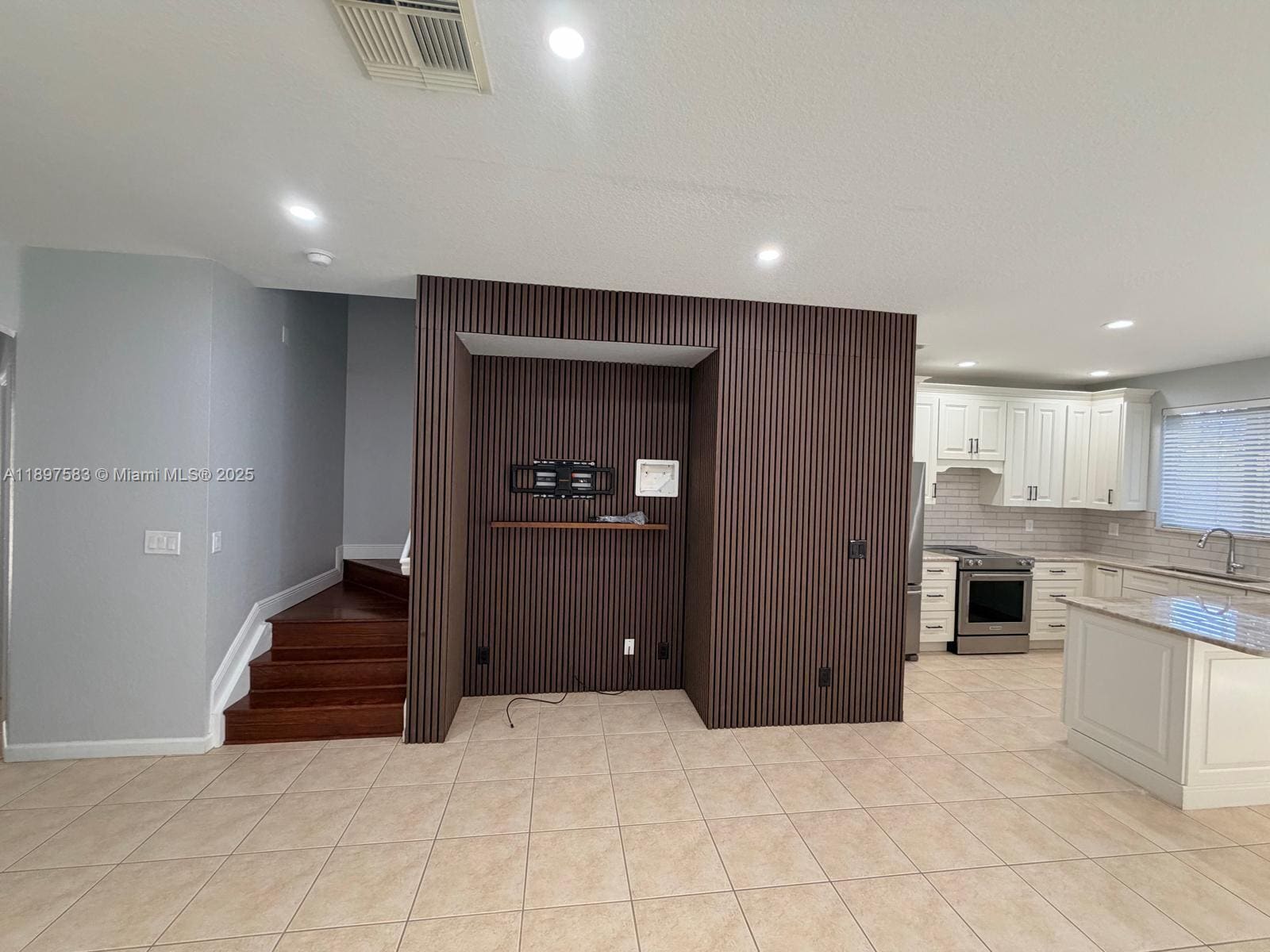 Building Photo - 1737 Carvelle Dr