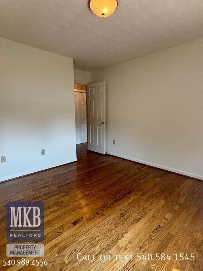 Building Photo - 5175 Lakeland Dr