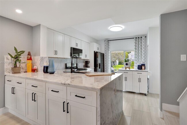 Building Photo - 7921 Sanibel Dr