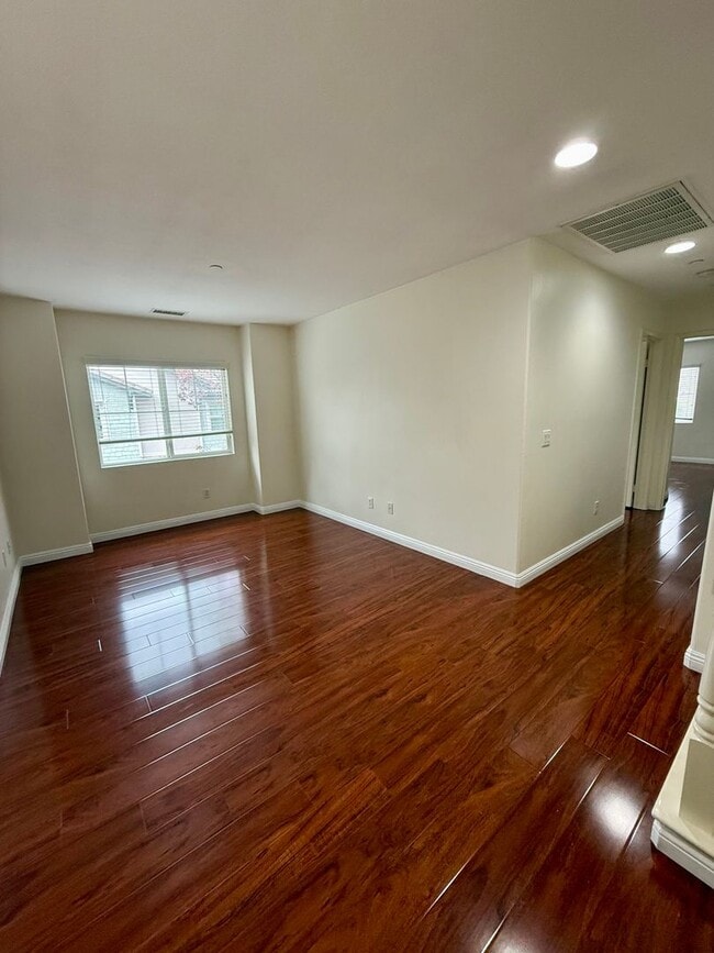 Building Photo - Highly Desirable 2 bed 3 bath condo in Rancho Cucamonga